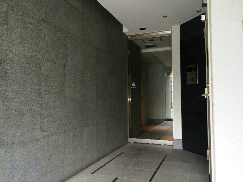 エントランス　落ち着いたエントランスです