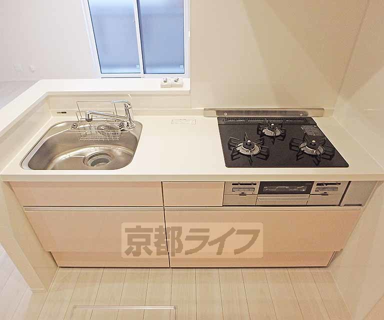 キッチン　３口ガスコンロ付きシステムキッチンです。