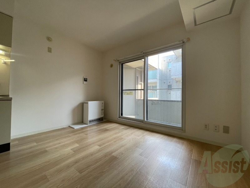 その他部屋・スペース　こちらが寝室です。窓が大きくて明るいですね。