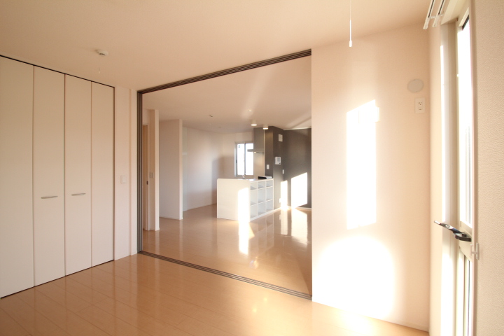 居室・リビング　明るい洋室です