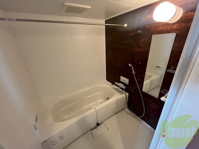 バス・シャワールーム　お風呂です。広々したバスでゆっくりくつろげます。