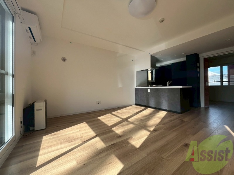 居室・リビング　日当たりが良くて心地よく過ごせそうなお部屋です。