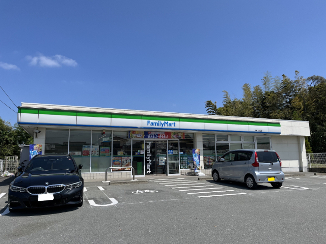 コンビニ　ファミリーマート鈴鹿下箕田店（コンビニ）まで647m