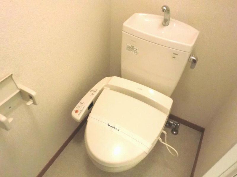 トイレ　ウォシュレット機能付きです。
