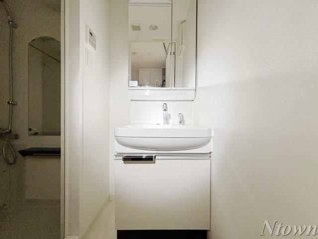 洗面設備　独立洗面台あり、毎朝おしゃれに忙しい女性の方におすすめです