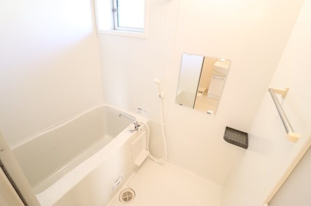 バス・シャワールーム　給湯式浴室（小窓付）