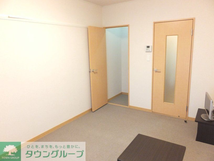 その他部屋・スペース　左手のドアはウォークインクローゼット。