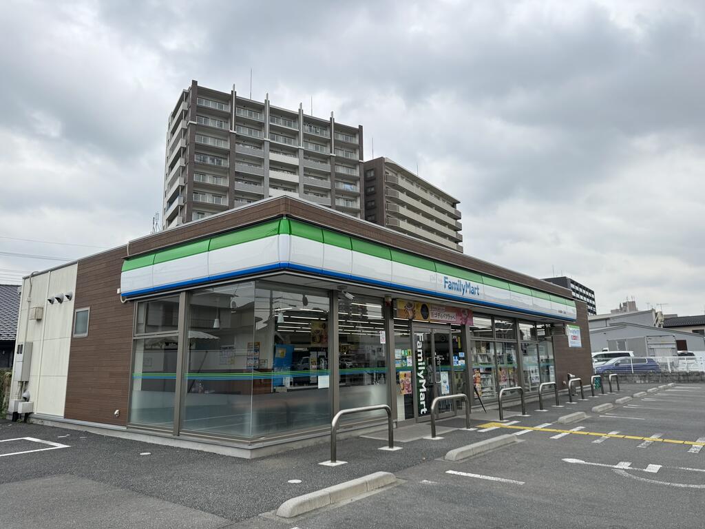 コンビニ　ファミリーマート本庄駅南一丁目店（コンビニ）まで217m
