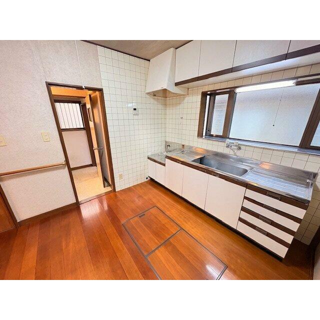 キッチン　窓付きキッチンで明るく換気も出来ます