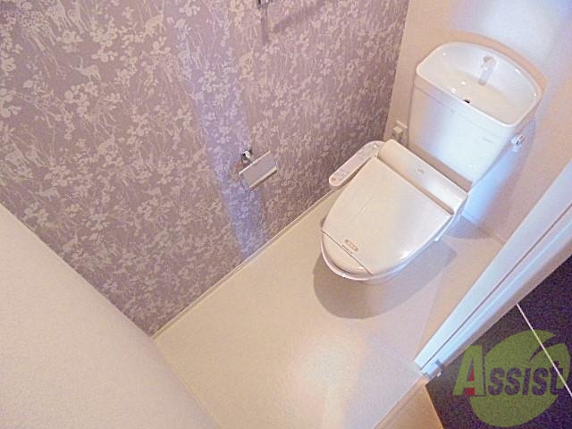 トイレ　こちらのおトイレおしりを気遣うウォシュレット付き。