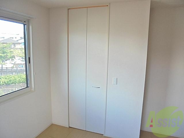 収納　こちらにクローゼットが有るのでお部屋がスッキリします。