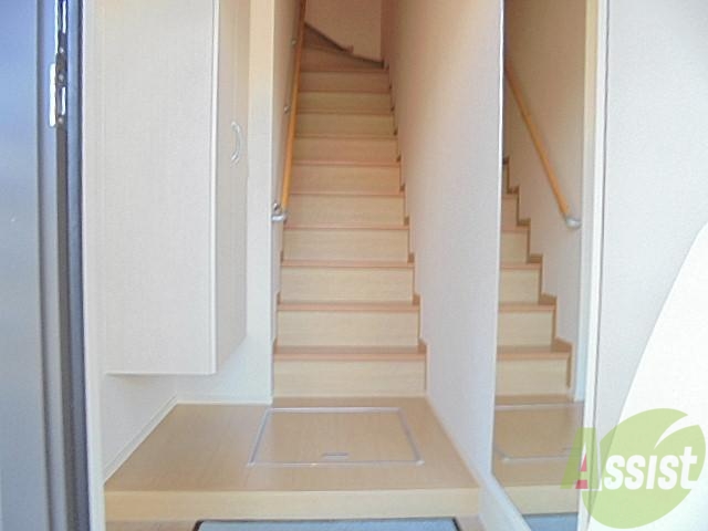 玄関　メゾネットタイプで、お部屋の中が見えないのでいいですね。