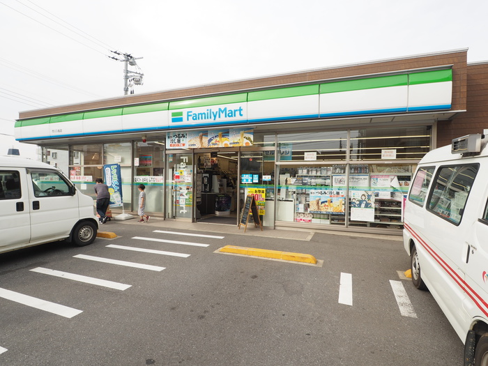 コンビニ　ファミリーマート（コンビニ）まで450m