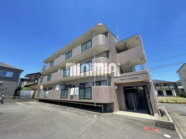 建物外観　南向き三階建てマンションです。