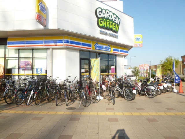 コンビニ　ミニストップ新ガーデン八潮店（コンビニ）まで400m