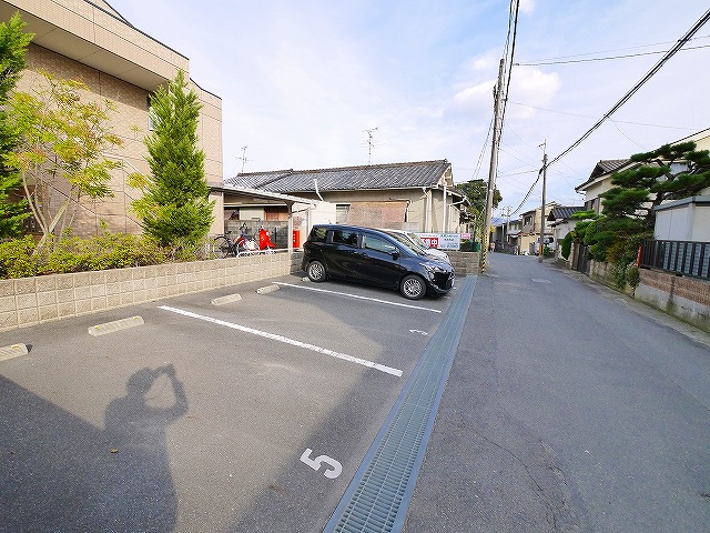 駐車場　駐車場に車を止められます