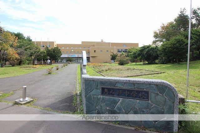 中学校　恵み野中学校（中学校）まで738m