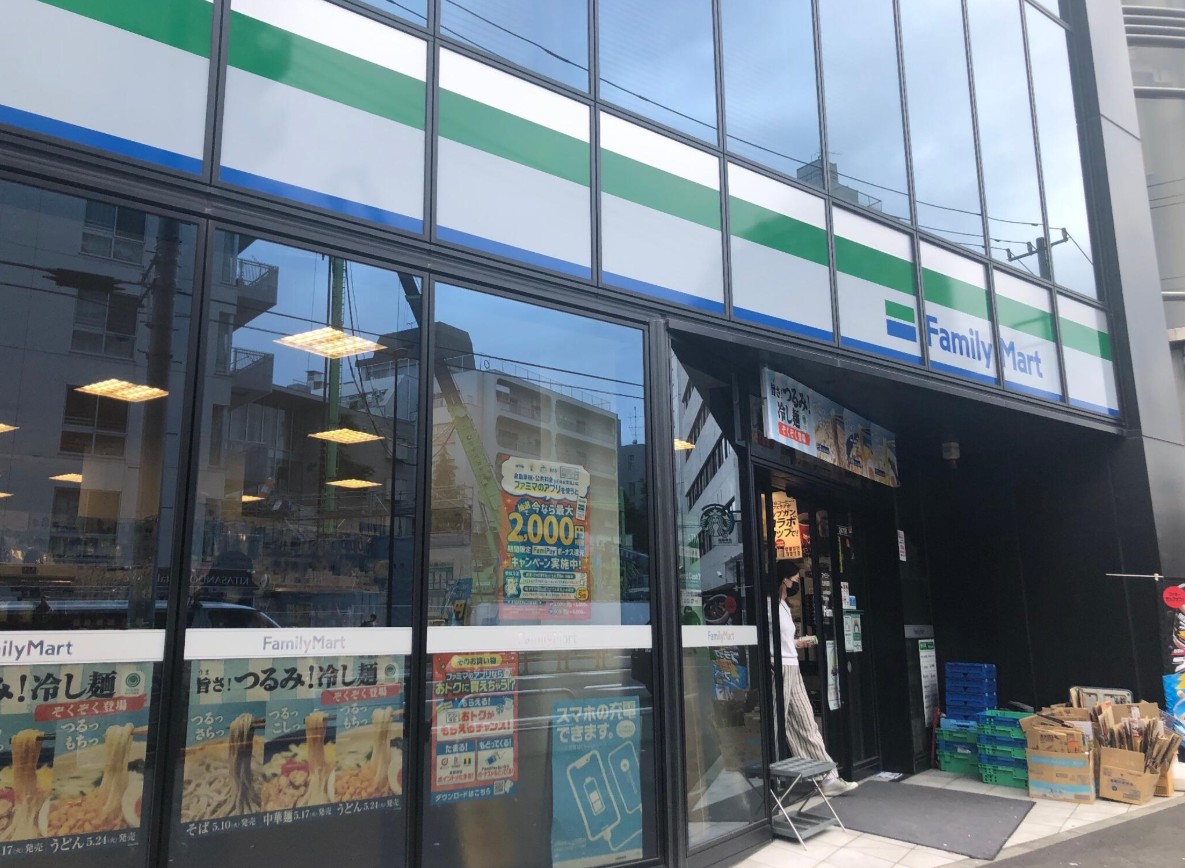 コンビニ　ファミリーマート北参道駅前店（コンビニ）まで209m