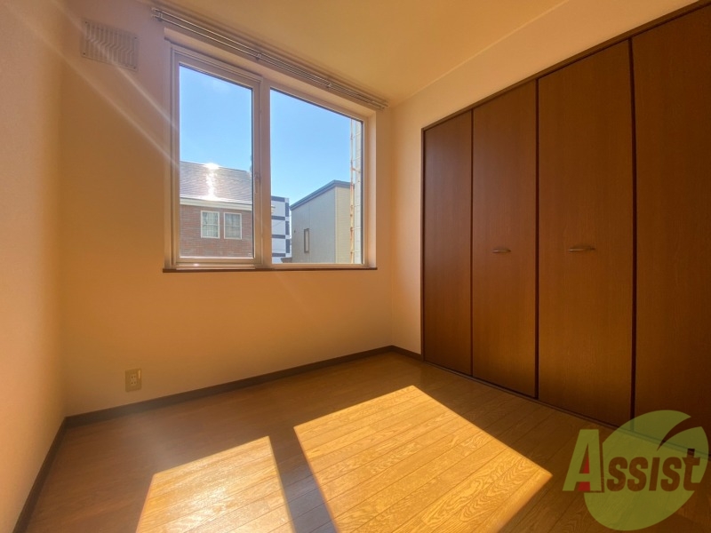 その他部屋・スペース　寝室はこちらです。光が差し込む、温かみのあるお部屋です。