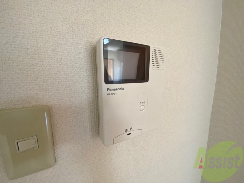 バルコニー　ＴＶモニター付インターホンです。来客者の顔が見えるので安心！