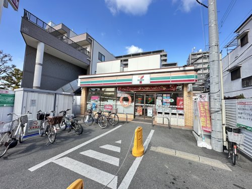 コンビニ　セブンイレブン吹田片山１丁目店（コンビニ）まで585m