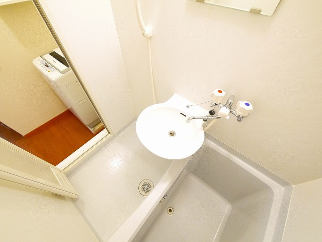 バス・シャワールーム　コンパクトで使いやすいお風呂です