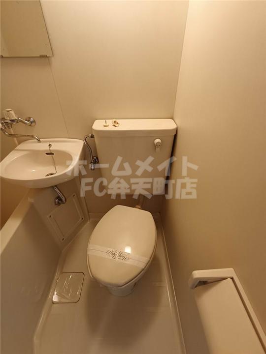 トイレ　落ち着いた色調のトイレです