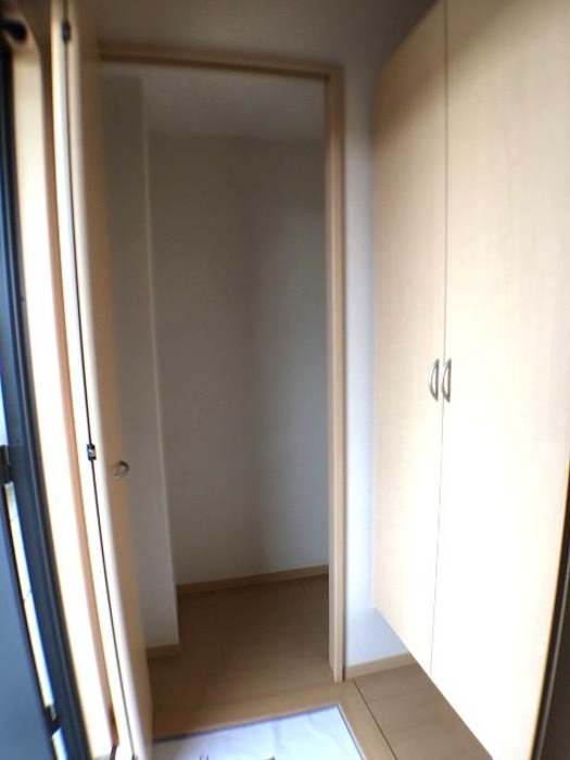 収納　シューズボックスと収納庫
