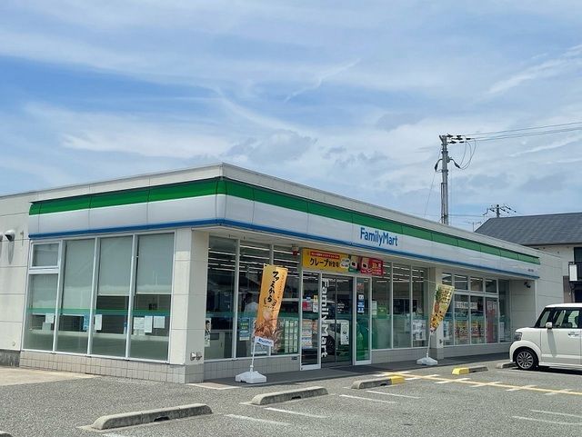 コンビニ　ファミリーマート（コンビニ）まで200m