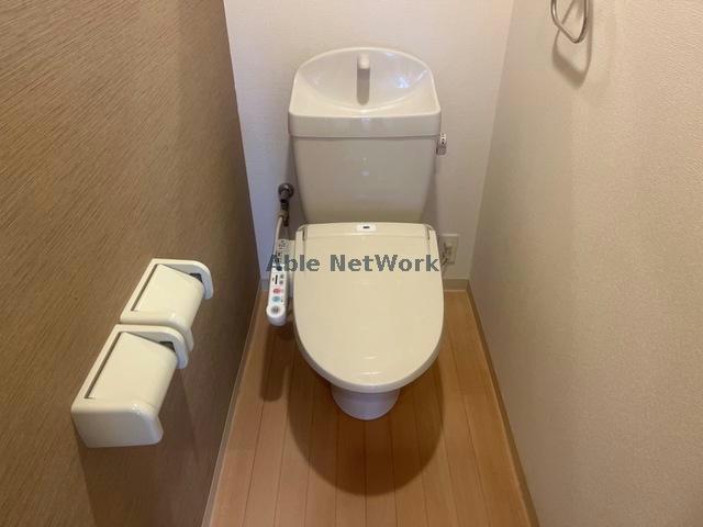 トイレ　温水洗浄温暖便座・収納あり