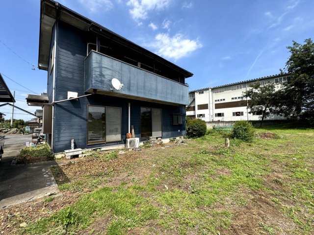 建物外観　全部屋からバルコニーに出られ家庭菜園もできる庭付き