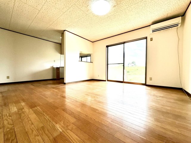 居室・リビング　隣の和室も開ければ２０畳もある広々リビング！