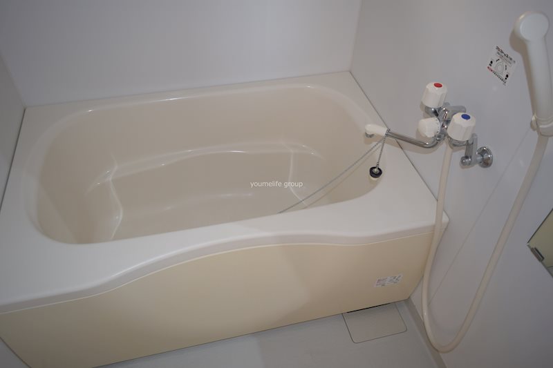 バス・シャワールーム　ゆったりお風呂には窓付きです。