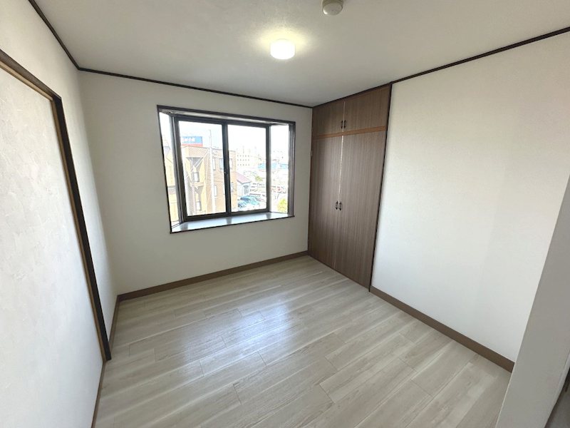 居室・リビング　南西向きにつき明るい室内