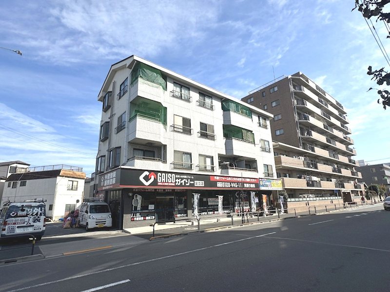 建物外観　２駅利用可、鉄骨造４階建てマンション