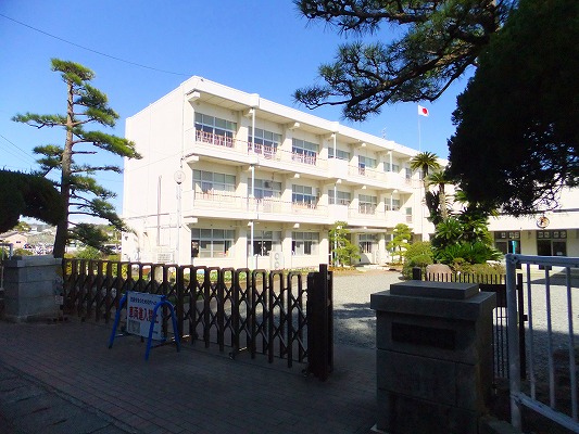 小学校　牧之原市立萩間小学校（小学校）まで739m