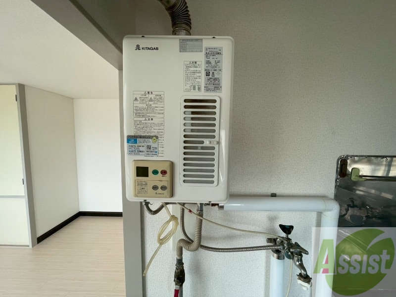 その他　給湯器はシンプルな作りで簡単に操作できそうです。