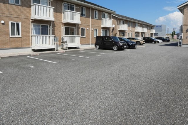 駐車場　駐車場があるので、車を買う予定の方も安心です