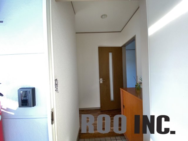玄関　写真は反転のお部屋です