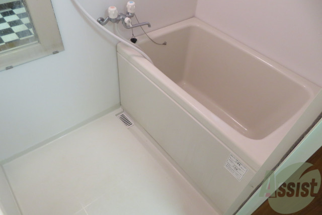 バス・シャワールーム　浴槽はかなり大きく疲れをとるのに最適。ゆっくり浸かりましょう