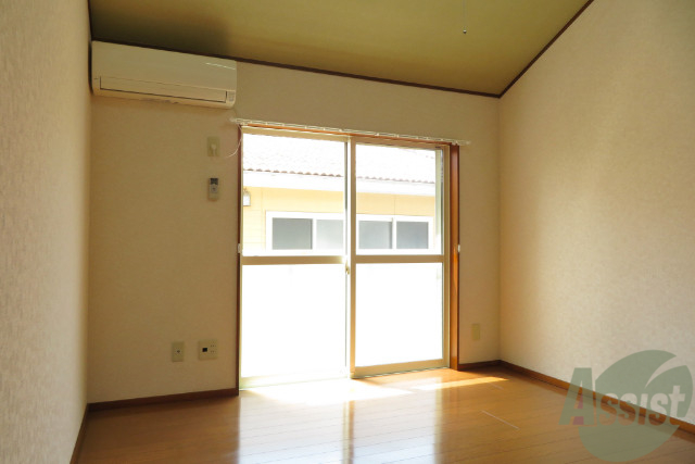 居室・リビング　広々とした洋室です。陽当たり良好にて過ごしやすい