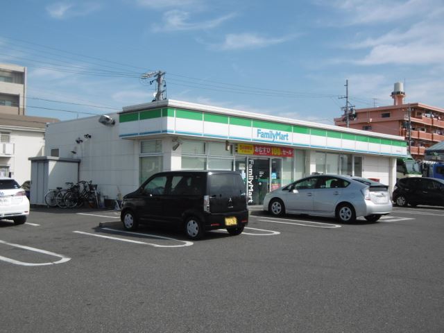 コンビニ　ファミリーマート（コンビニ）まで150m