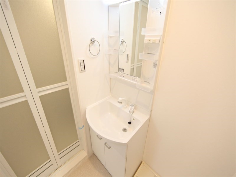 洗面設備　脱衣所　独立洗面台（シャンプードレッサー付）収納スペース有