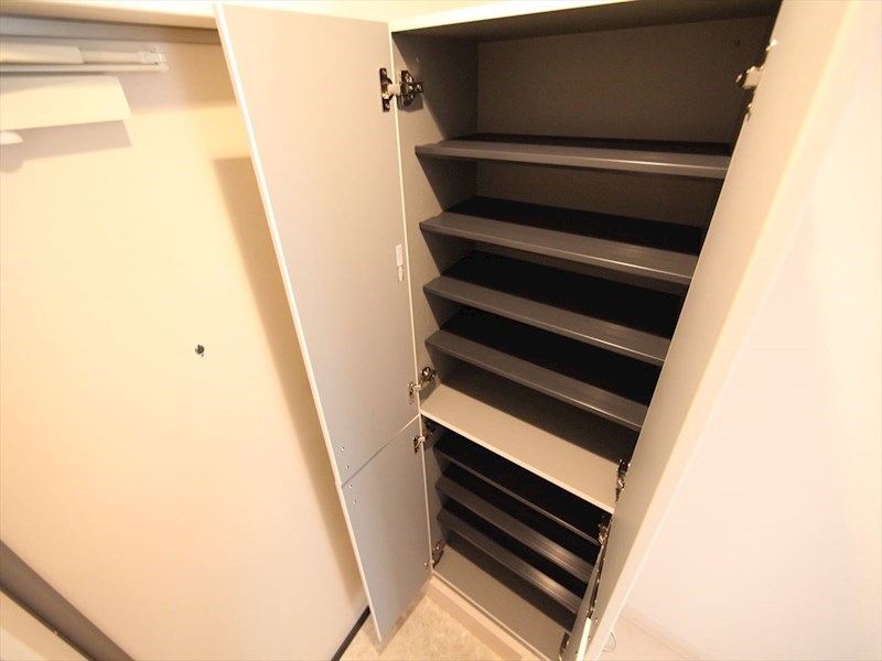 玄関　玄関　シューズボックス　姿見鏡付き（収納充実してます）