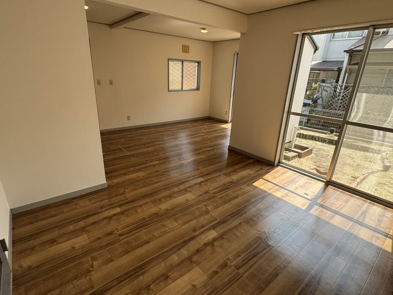 西畑3丁目戸建の居間写真