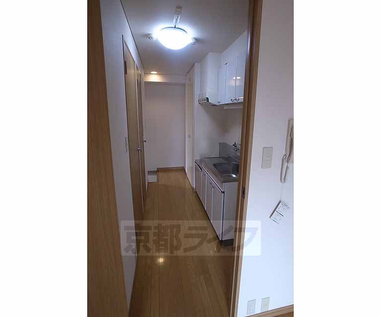 その他部屋・スペース　きれいなフローリングの廊下です。