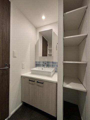 洗面設備　ゆったりとスペースのある洗面所