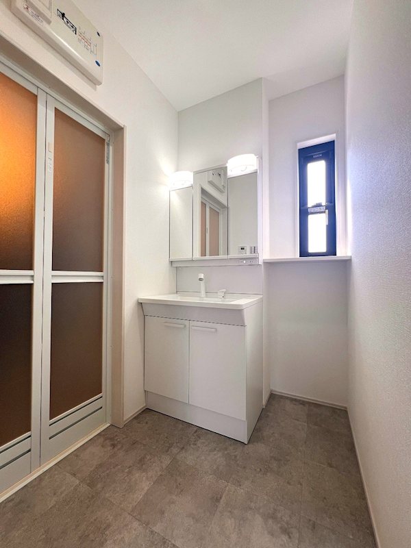 洗面設備　三面鏡付洗面台です♪収納ボックスを置くスペースもございます♪