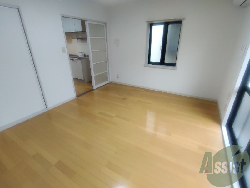 その他部屋・スペース　広くきれいなリビングは明るい光も良く差します。