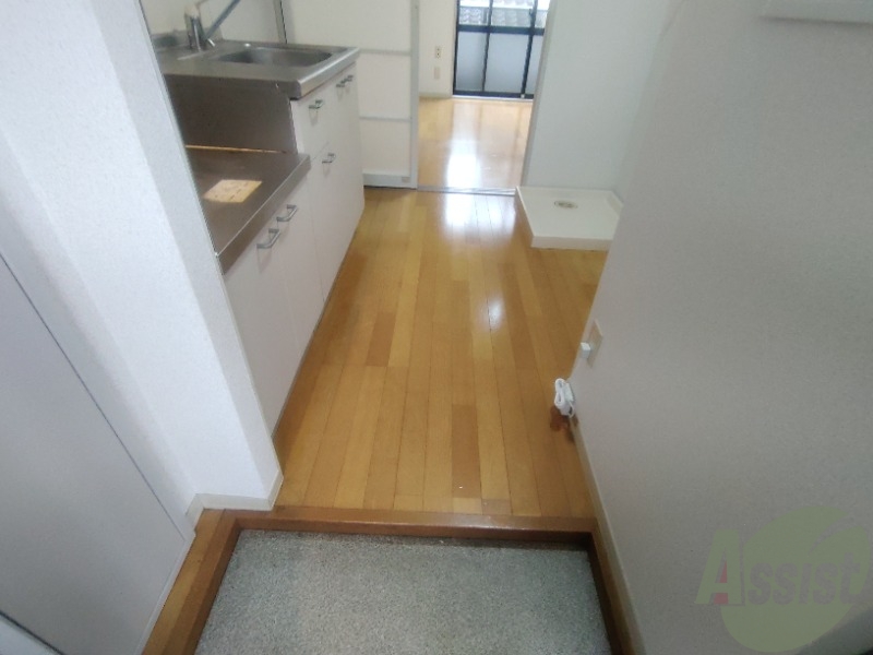 玄関　玄関からの様子です。綺麗なフローリングが広がっています。